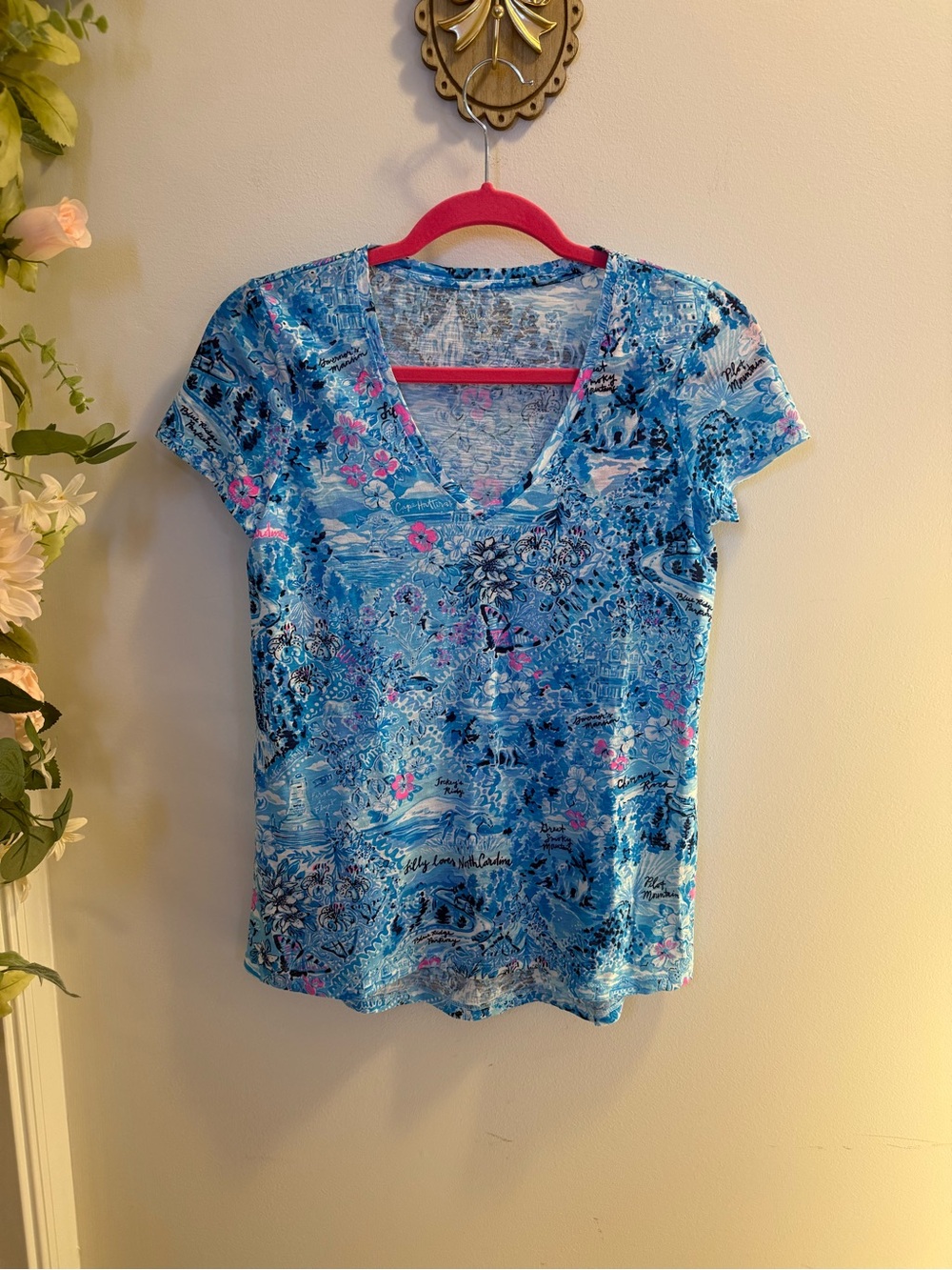 NWT Lilly Pulitzer Etta V-Neck in “Blue Peri Lilly Loves North Carolina” - XXS